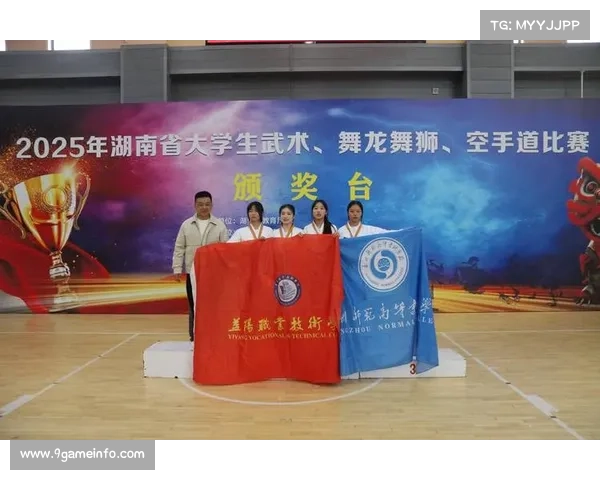 大学生赛颁奖台选手相拥，奖牌设计含校徽元素